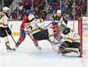 Mathieu Perreault #85 des Canadiens de Montréal a battu Charlie McAvoy #73 des Bruins de Boston près du gardien Jeremy Swayman #1 lors de la deuxième période au Centre Bell le 24 avril 2022 à Montréal.