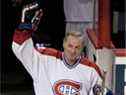 La légende des Canadiens Guy Lafleur salue la foule lors des célébrations marquant le 100e anniversaire de l'équipe à Montréal le 4 décembre 2009.
