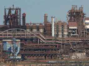 Une vue montre une usine d'Azovstal Iron and Steel Works pendant le conflit Ukraine-Russie dans la ville portuaire méridionale de Marioupol.