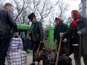 Les gens arrivent en bus de Mykolaïv, au milieu de l'invasion de l'Ukraine par la Russie, à Odessa, en Ukraine, le 22 avril.