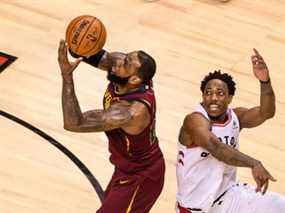 La star de Cleveland Caviliers, LeBron James (À GAUCHE), tente de dépasser le Toronto Raptor DeMar DeRozan lors des demi-finales de la NBA Eastern Conference au Centre Air Canada de Toronto, le mardi 1er mai 2018.