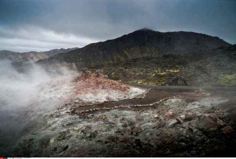 Illustrations Islande : Ambiance sur Landmannalaugar.  Landmannalaugar, nom de lieu islandais signifie littéralement "bains chauds locaux", est une région proche du volcan Hekla dans le sud de l'Islande.  Landmannalaugar vallée géothermique de Reykjadalur.  Ici sort de la vapeur et du soufre.  Septembre 2014. /NICOLASMESSYASZ_2014_09_17_238a/Credit:NICOLAS MESSYASZ/SIPA/1410070605 (Sipa via AP Images)