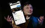 Dans cette photo d'illustration, un écran de téléphone affiche le compte Twitter d'Elon Musk avec une photo de lui en arrière-plan, le 14 avril 2022, à Washington, DC.