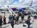 Des journalistes attendent que le premier ministre débarque de RCAF 01, l'Airbus CC-150 Polaris utilisé pour transporter le premier ministre, en 2013.