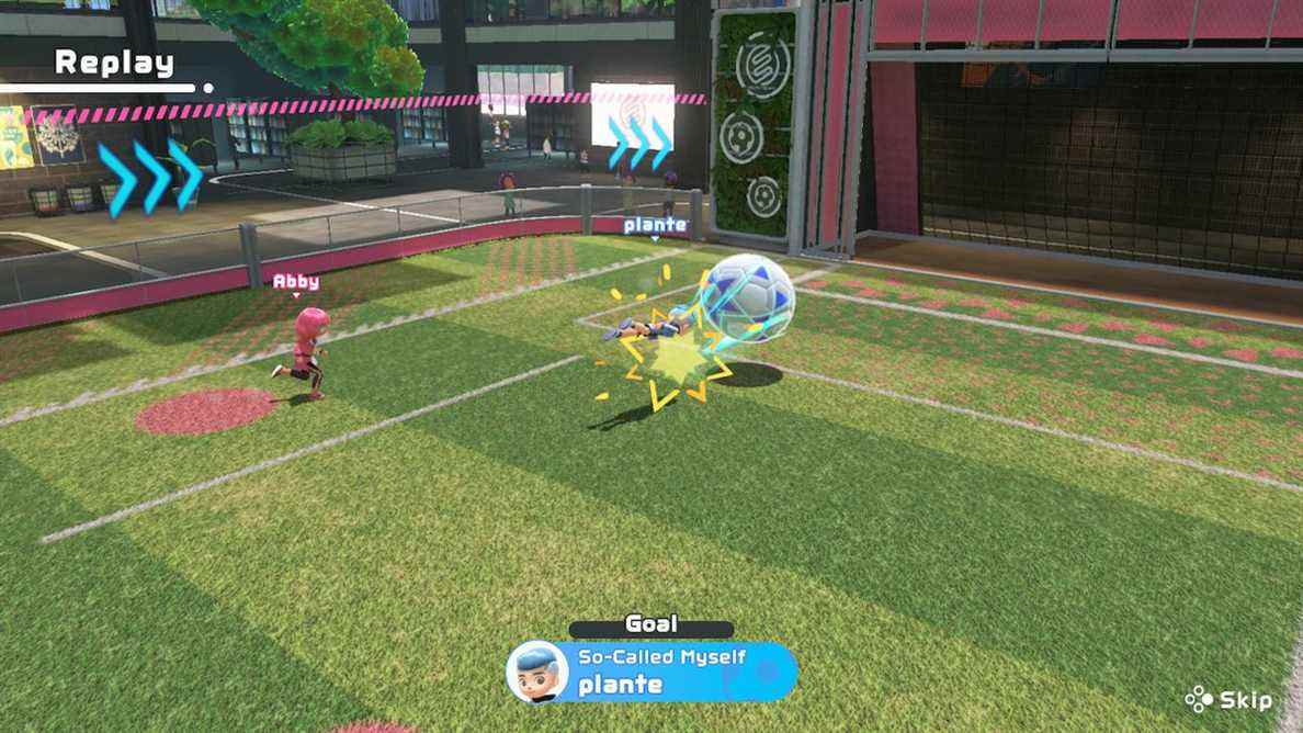 Un joueur donne un coup de tête à un ballon de football dans Nintendo Switch Sports
