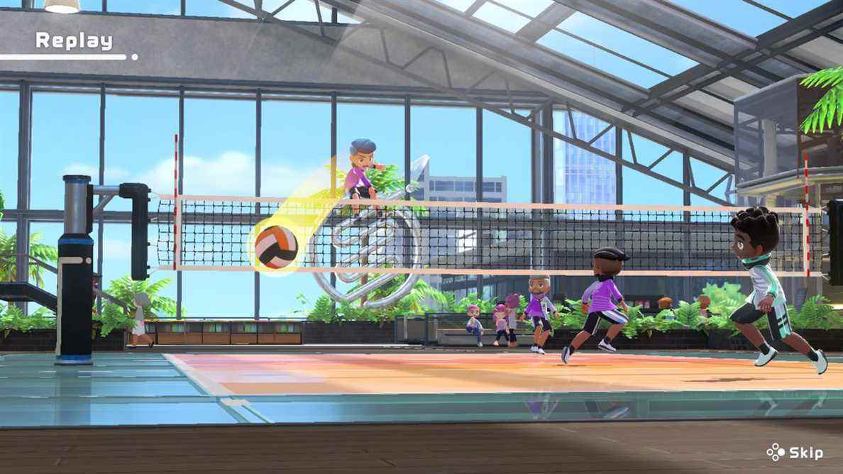 Un joueur lance un volley-ball dans le coin arrière du terrain dans Nintendo Switch Sports