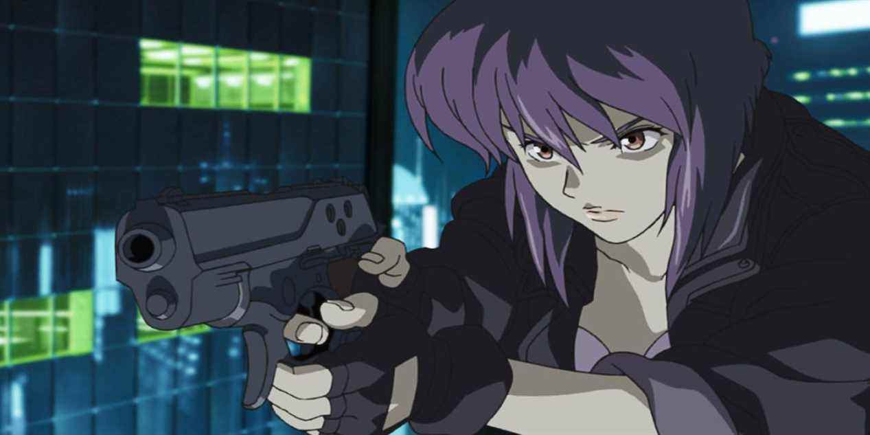 Ghost in the Shell Stand Alone Complex Solid State Society Mokoto pointant une arme de poing