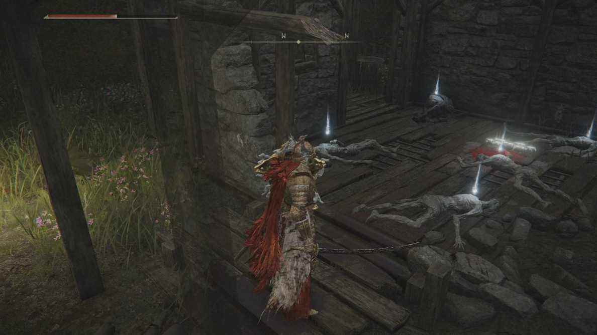 Joueur de l'Elden Ring debout à la cabane du Revenger avec plusieurs cadavres contenant du butin à l'intérieur.