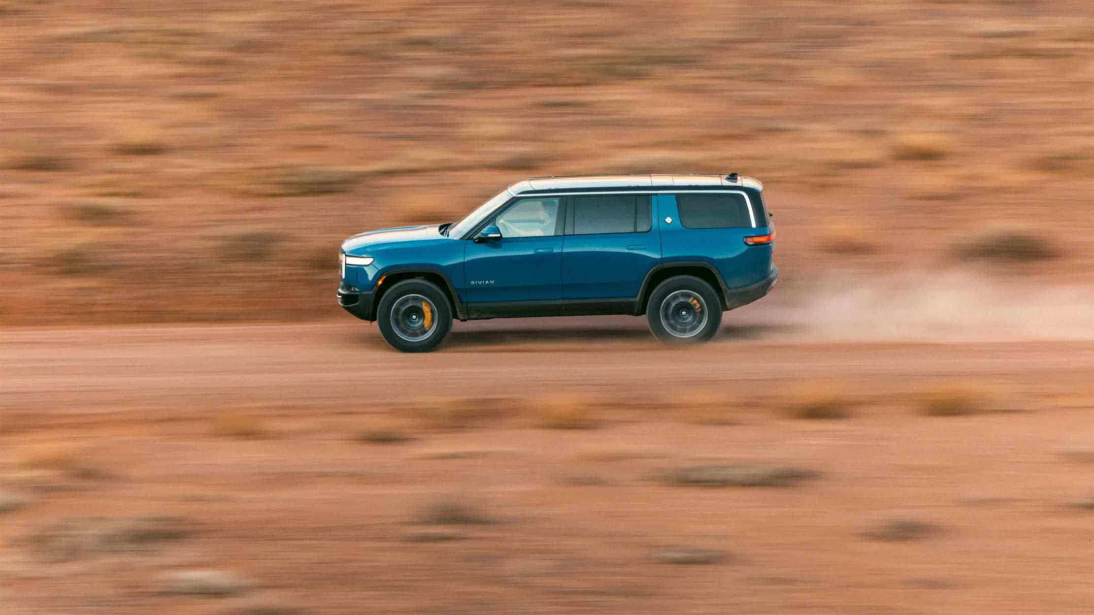 rivian r1s conduisant à travers le désert