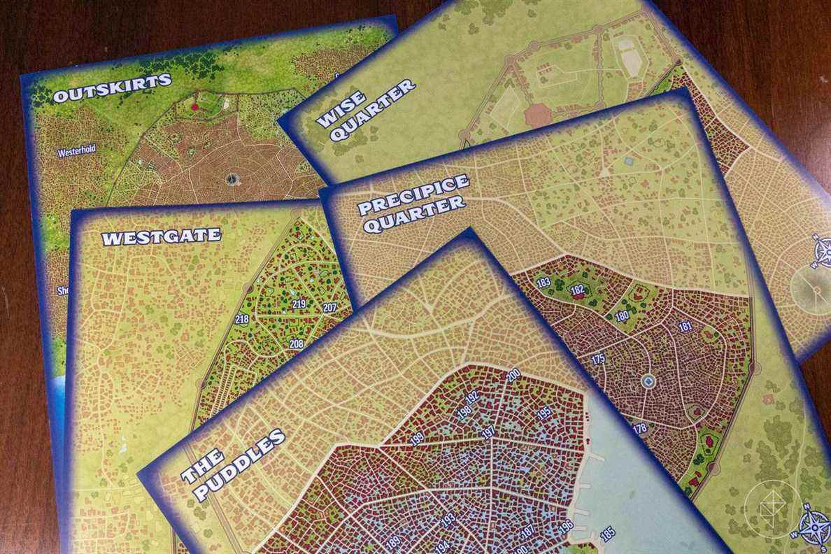 Cinq cartes avec vues aériennes de paysages urbains médiévaux.