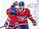 Le défenseur des Canadiens de Montréal Alexander Romanov félicite son compatriote Corey Schueneman pour le but de Schueneman en troisième période au Centre Bell de Montréal le 17 mars 2022. 