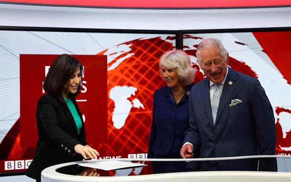 Le prince de Galles et la duchesse de Cornouailles ont rendu visite à la BBC pour marquer le 90e anniversaire du Service mondial jeudi - Hannah McKay/Reuters 