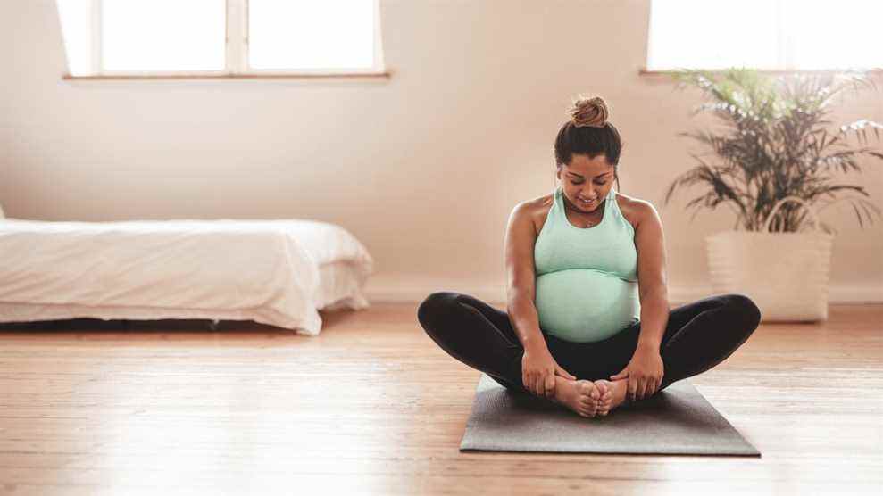 photo d'une femme enceinte faisant du yoga