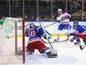 Jeff Petry des Canadiens célèbre son but gagnant à 19:29 de la troisième période contre Alexandar Georgiev des Rangers mercredi soir au Madison Square Garden de New York. 