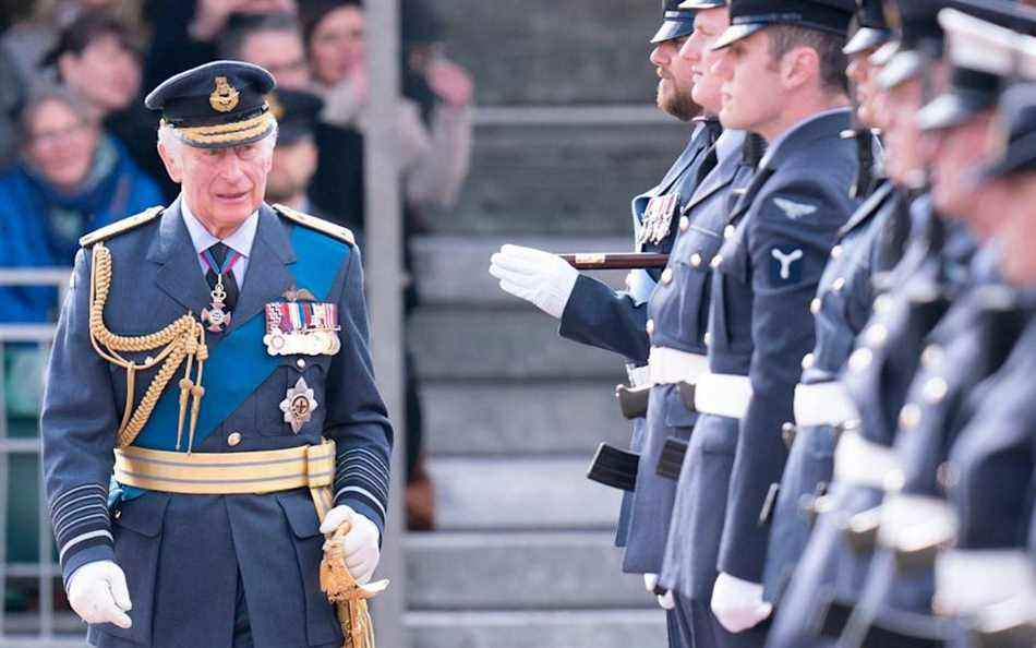 Le prince de Galles a parlé de l'importance de l'armée lors d'un défilé combiné de remise des diplômes d'aviateurs de la RAF - Danny Lawson / PA Wire