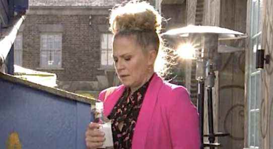 Linda Carter d'EastEnders revient à l'alcool dans des scènes tristes