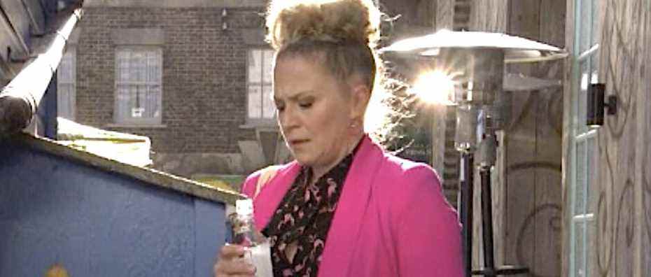 Linda Carter d'EastEnders revient à l'alcool dans des scènes tristes