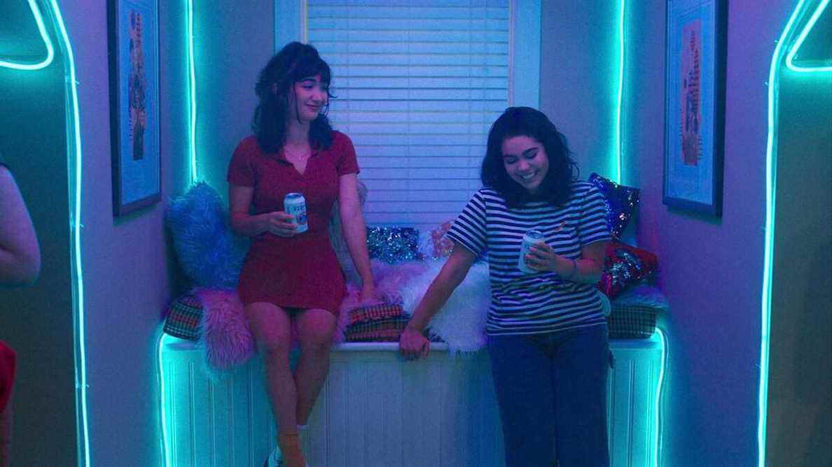 Paige (Rowan Blanchard) et AJ (Auli'i Cravalho) dans une pièce éclairée au néon dans Crush (2022)
