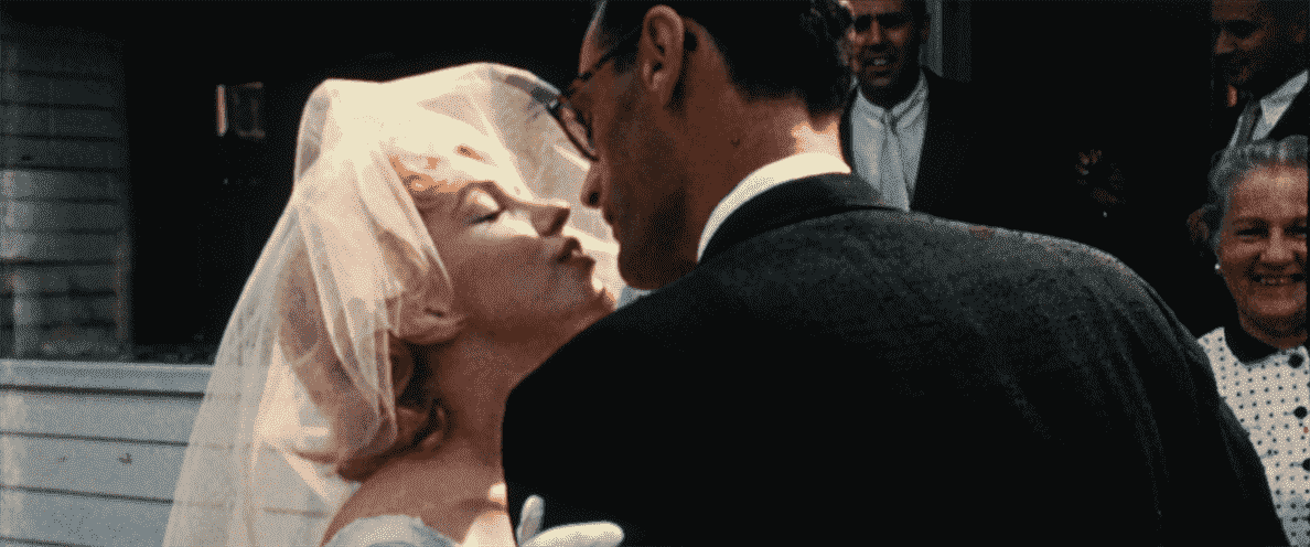 Une photo d'archive de Marilyn Monroe embrassant Arthur Miller le jour de leur mariage dans The Mystery of Marilyn Monroe: The Unheard Tapes.