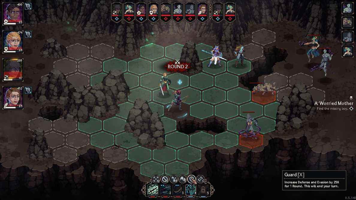 L'écran de combat Iron Oath avec des personnages joueurs et des ennemis combattant dans une caverne.  En haut se trouvent de petits portraits indiquant l'ordre du tour pour la manche.