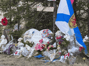 Un mémorial en bordure de route aux victimes du massacre de la Nouvelle-Écosse, à Portapique, en Nouvelle-Écosse, le 22 avril 2020.