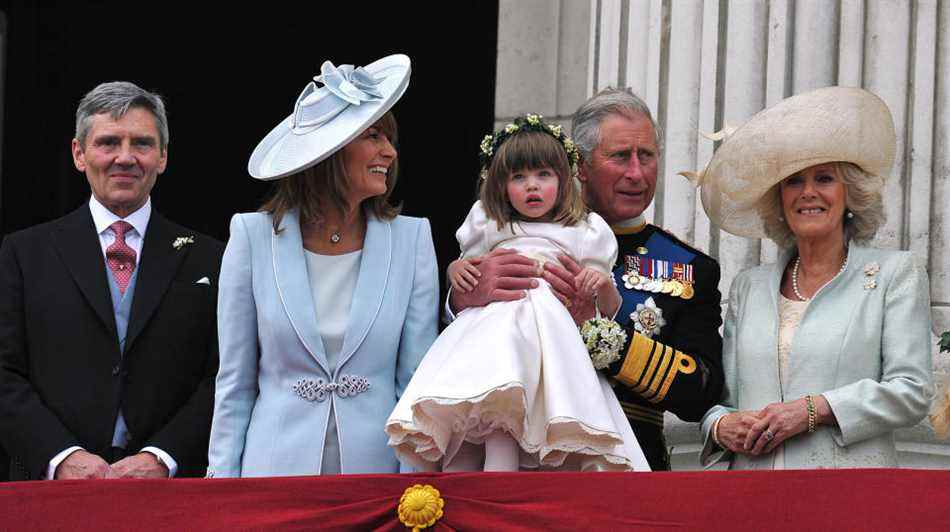 (LR) Michael et Carole Middleton, les parents de Catherine, duchesse de Cambridge, le prince Charles de Grande-Bretagne, la demoiselle d'honneur Eliza Lopes et Camilla, duchesse de Cornouailles, se tiennent sur le balcon du palais de Buckingham à Londres le 29 avril 2011. Prince William a épousé sa fiancée, Kate Middleton, à l'abbaye de Westminster vendredi.  (ROYAL WEDDING/BALCON) REUTERS/John Stillwell/Pool (BRITAIN - Tags: ROYALS ENTERTAINMENT SOCIETY)  