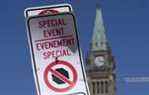 Un panneau d'interdiction d'arrêt temporaire est fixé avec des trombones à un panneau de signalisation près de la Colline du Parlement, le jeudi 28 avril 2022 à Ottawa.   