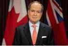 Le ministre des Finances de l'Ontario, Peter Bethlenfalvy, monte sur le podium lors d'une conférence de presse à Toronto le 28 avril 2021.s