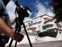 Un cameraman filme l'appartement où Madeleine McCann, trois ans, a disparu en 2007, à Praia da Luz, au Portugal, le 4 juin 2020. 