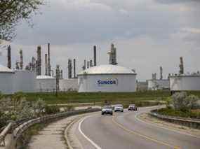 Une raffinerie de pétrole de Suncor Energy Inc. près de l'oléoduc Enbridge Line 5 à Sarnia, en Ontario.