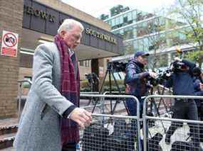 L'ancien joueur de tennis Boris Becker part après son procès pour faillite à Southwark Crown Court à Londres, le 8 avril 2022.