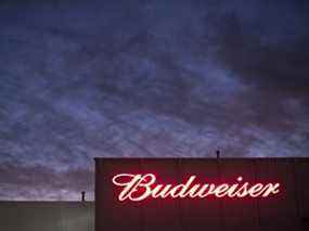 Le logo Anheuser-Busch Budweiser à l'extérieur d'un entrepôt dans l'Illinois.