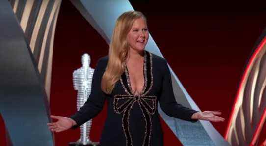 Amy Schumer a lancé sa propre rumeur sur la blague des Oscars qu'elle a été interdite de dire, puis a remis les pendules à l'heure