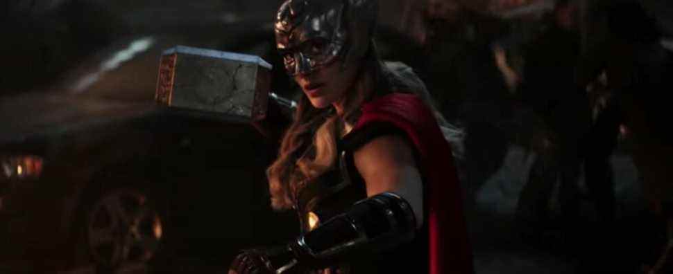 Après la bande-annonce de Thor: Love And Thunder, Natalie Portman partage le nouveau look de Jane Foster et un message pour Chris Hemsworth