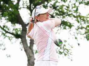L'ancienne golfeuse professionnelle Annika Sorenstam joue son coup depuis le tee du 15e trou lors de la deuxième manche du ClubCorp Classic au Las Colinas Country Club le 23 avril 2022 à Irving, Texas.