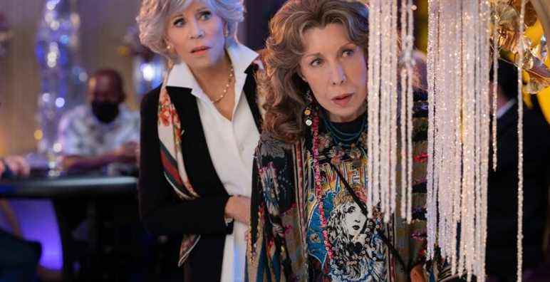 GRACE & FRANKIE. (L to R) JANE FONDA as GRACE and LILY TOMLIN as FRANKIE in GRACE & FRANKIE. Cr. Suzanne Tenner/NETFLIX © 2022