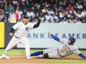 11 avril 2022 ;  Bronx, New York, États-Unis ;  Le joueur de deuxième but des Yankees de New York Gleyber Torres (à gauche) élimine le voltigeur central des Blue Jays de Toronto George Springer (à droite) au deuxième but lors de la première manche au Yankee Stadium
