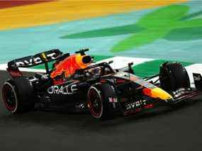 Max Verstappen, des Pays-Bas, au volant du (1) Oracle Red Bull Racing RB18 en piste lors du Grand Prix F1 d'Arabie saoudite sur le circuit de la corniche de Djeddah le 27 mars 2022 à Djeddah, en Arabie saoudite.