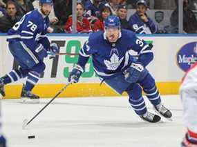 Auston Matthews des Maple Leafs de Toronto patine à l'attaque contre les Canadiens de Montréal lors d'un match de la LNH au Scotiabank Arena le 9 avril 2022 à Toronto, Ontario, Canada.