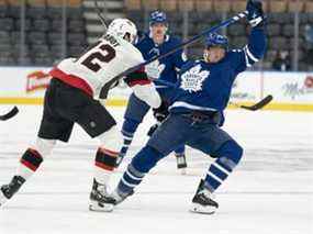 Le défenseur des Sénateurs Thomas Chabot (72 ans) affronte l'ailier droit des Maple Leafs Ondrej Kase plus tôt cette saison.