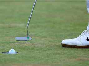 19 juillet 2020 ;  Dublin, Ohio, États-Unis ;  Une vue du logo sur le putter de Tony Finau alors qu'il putte sur le 18e green lors de la dernière ronde du tournoi commémoratif au Muirfield Village Golf Club.