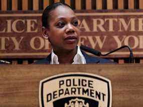 Le commissaire de police du département de police de New York, Keechant Sewell, annonce l'arrestation du suspect dans la fusillade dans un métro de Brooklyn, le mercredi 13 avril 2022.