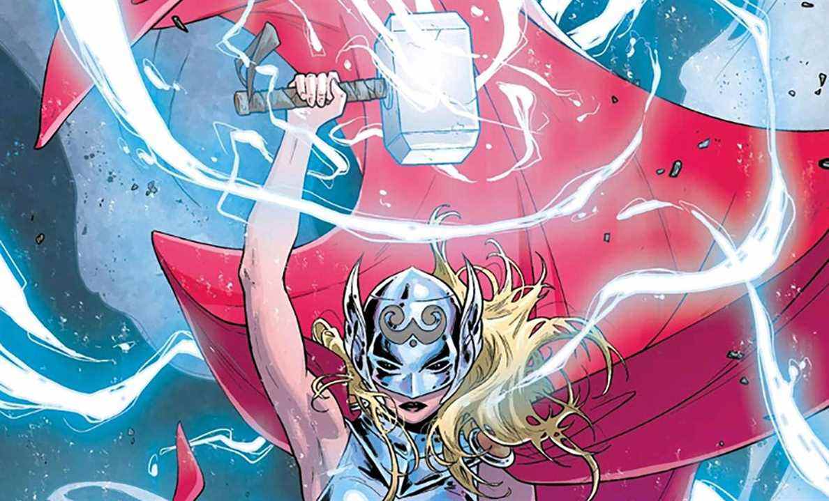 Jane Foster, en costume de Mighty Thor, tient Mjolnir au-dessus de sa tête alors que l'air crépite d'éclairs.