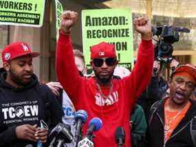 L'organisateur de l'Amazon Labour Union, Christian Smalls, réagit alors que les membres de l'ALU célèbrent la victoire officielle après avoir entendu les résultats concernant le vote pour se syndiquer, devant les bureaux du NLRB à Brooklyn, New York.