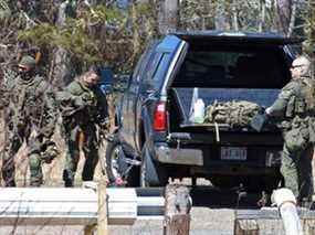 Des membres de la Gendarmerie royale du Canada font leurs valises après la recherche de Gabriel Wortman à Great Village, en Nouvelle-Écosse, le 19 avril 2020.