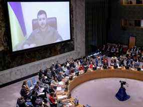 Le président ukrainien Volodymyr Zelenskyy apparaît sur un écran alors qu'il s'adresse au Conseil de sécurité des Nations Unies par liaison vidéo lors d'une réunion, au milieu de l'invasion de l'Ukraine par la Russie, au siège des Nations Unies à Manhattan, New York, New York, le 5 avril 2022.