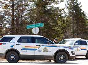 La Gendarmerie royale du Canada (GRC) bloque l'entrée de Portapique Beach Road après avoir terminé sa recherche de Gabriel Wortman, qu'elle décrit comme un tireur de plusieurs victimes, à Portapique, N.-É., le 19 avril 2020.