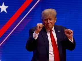 L'ancien président américain Donald Trump fait des gestes lors de la conférence d'action politique conservatrice au Rosen Shingle Creek le 26 février 2022 à Orlando, en Floride.
