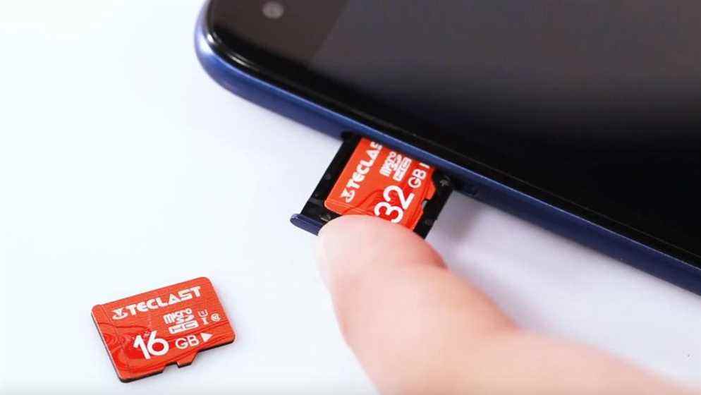 Carte microSD insérée dans un appareil