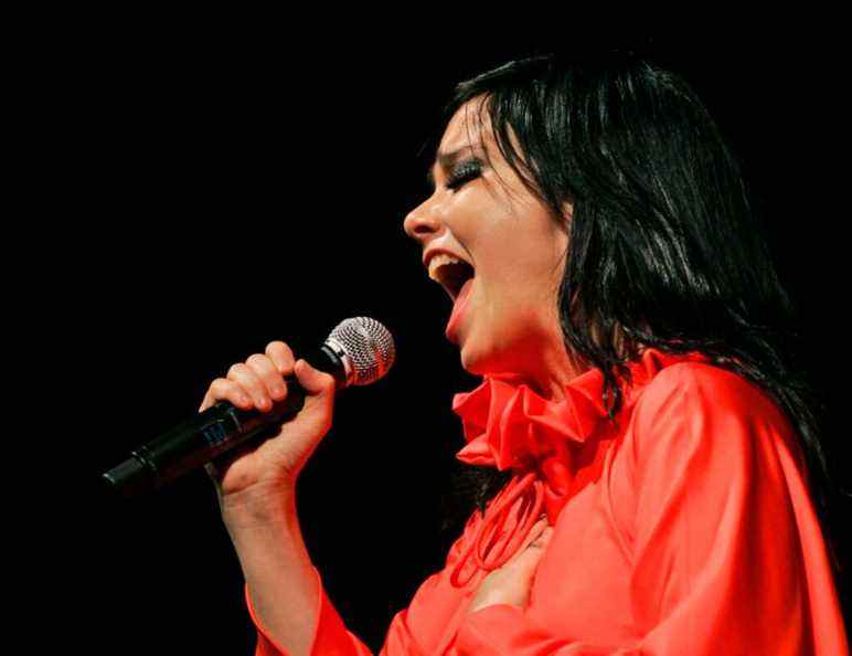 La chanteuse Bjork se produit le mercredi 2 mai 2007 au Radio City Music Hall de New York.  (AP Photo/Frank Franklin II)